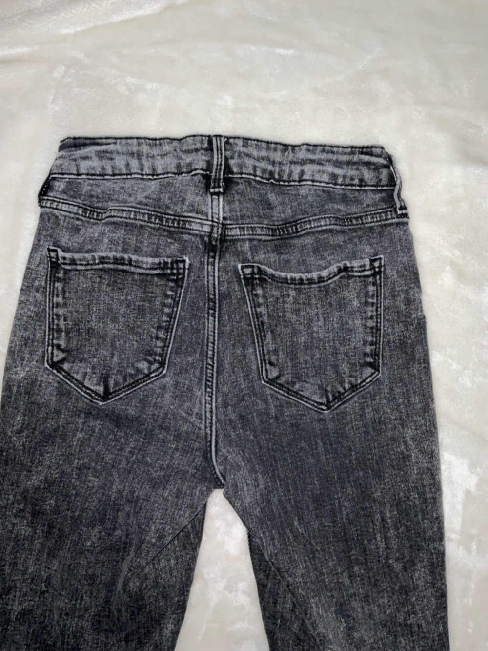 Old Navy Rockstar Super Skinny Black Acid-Wash Jeans - Picture 4 of 7